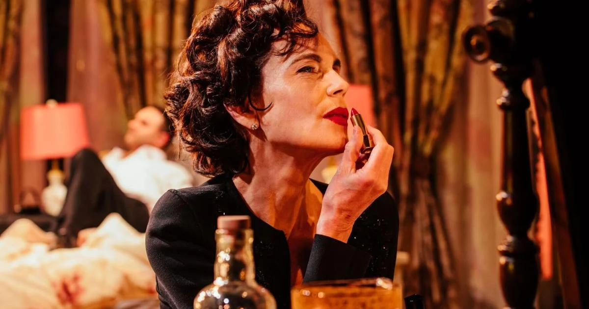 Elizabeth McGovern of 'Downton Abbey' is throwing her corset 'in the trash' and taking on Toronto theatre, playing Ava Gardner at Mirvish