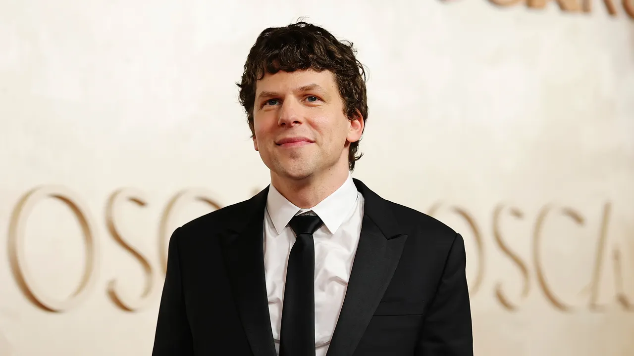 'Social Network' star Jesse Eisenberg announces altruistic kidney donation