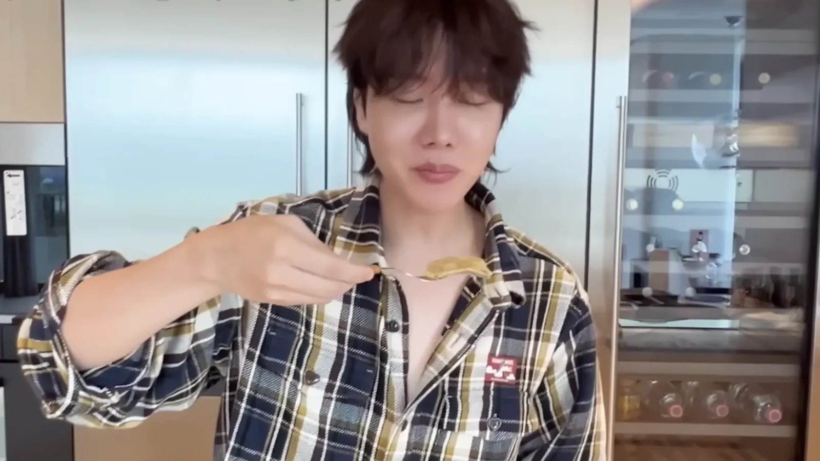 BTS Star J-Hope Helps Mom Cook Traditional Chuseok Dishes | Video