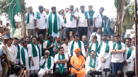 K’taka farmers intensify stir, demand Rs 3,500 for per quintal sugarcane