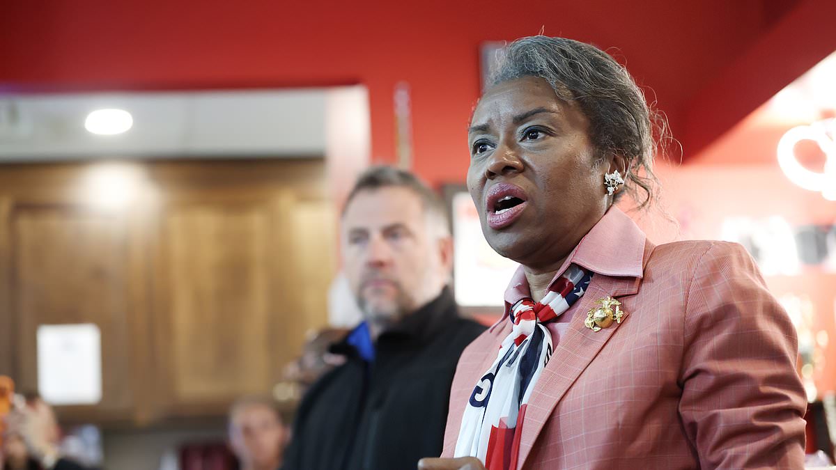 Trump phones it in for trailing Republican candidates ... and gives one a cold shoulder