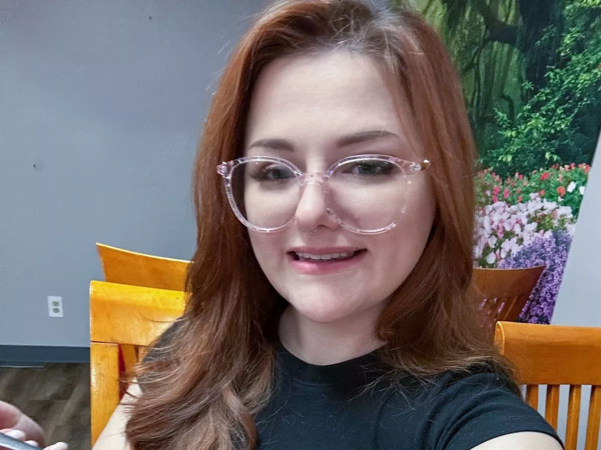 Men should ditch phones in bedroom as 'work makes them worse at sex' says brothel boss