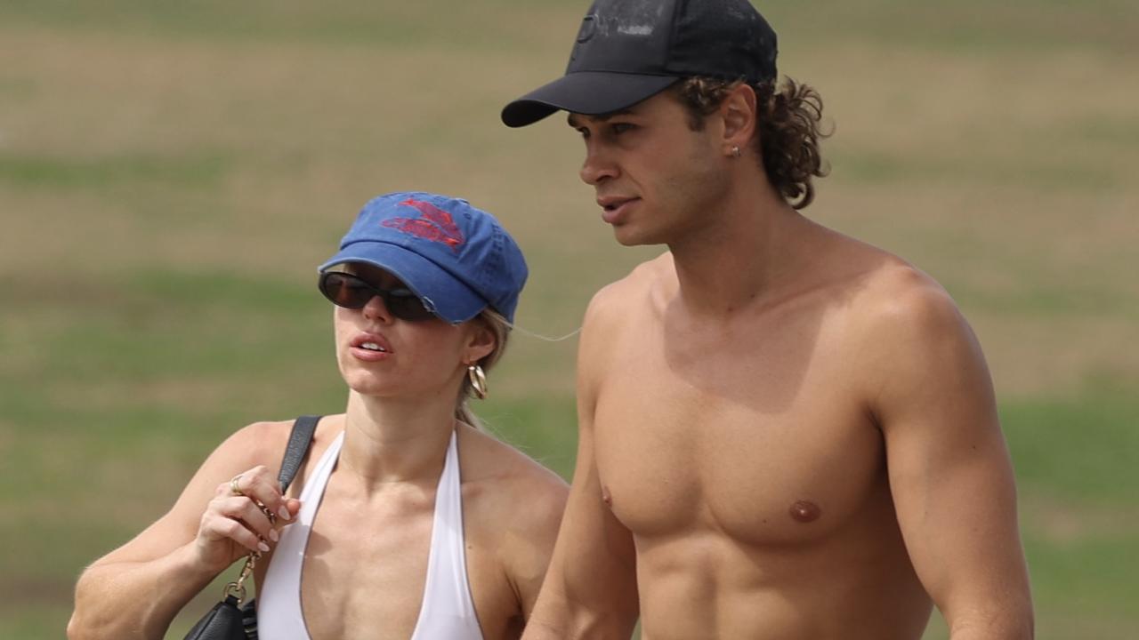 Sizzling Home and Away couple turn up the heat in Sydney