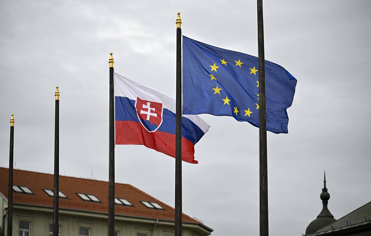 Press review: Slovakia joins Hungary and Czech bloc as South Korea eyes Northern Sea Route