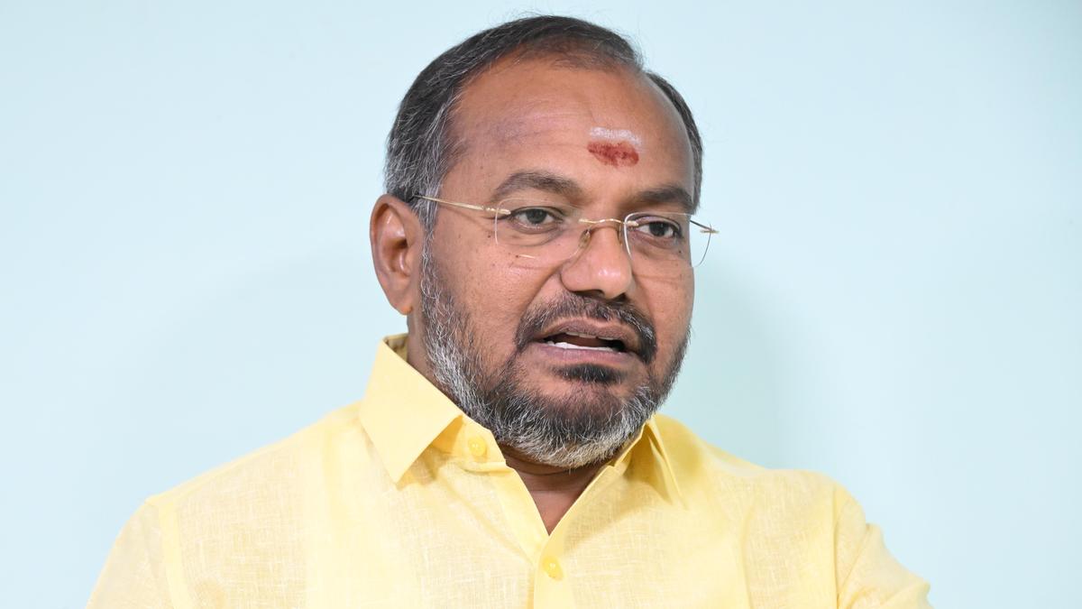 PMK MLA Arul’s car attacked in Salem during clash between supporters of Anbumani and Ramadoss