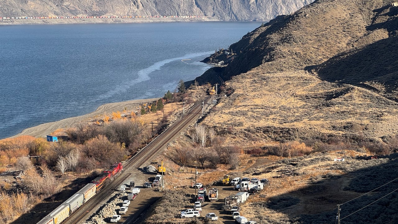 Train derails and spills fuel near Kamloops, B.C.