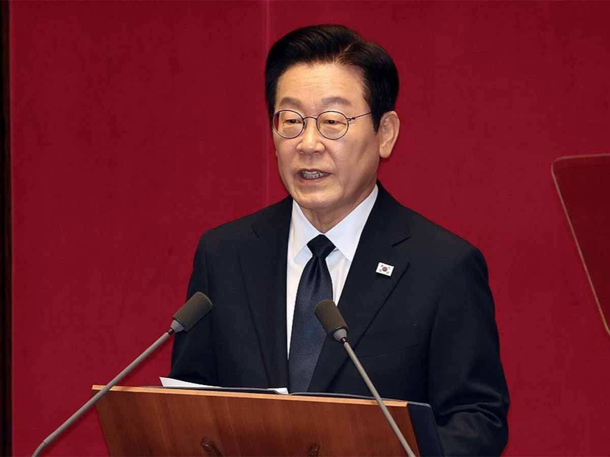 S. Korean President Vows to Strengthen Self-Reliant Defense, Pursue Dialogue with N. Korea