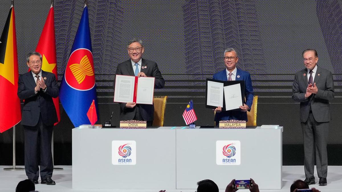 China and ASEAN sign upgraded free trade pact