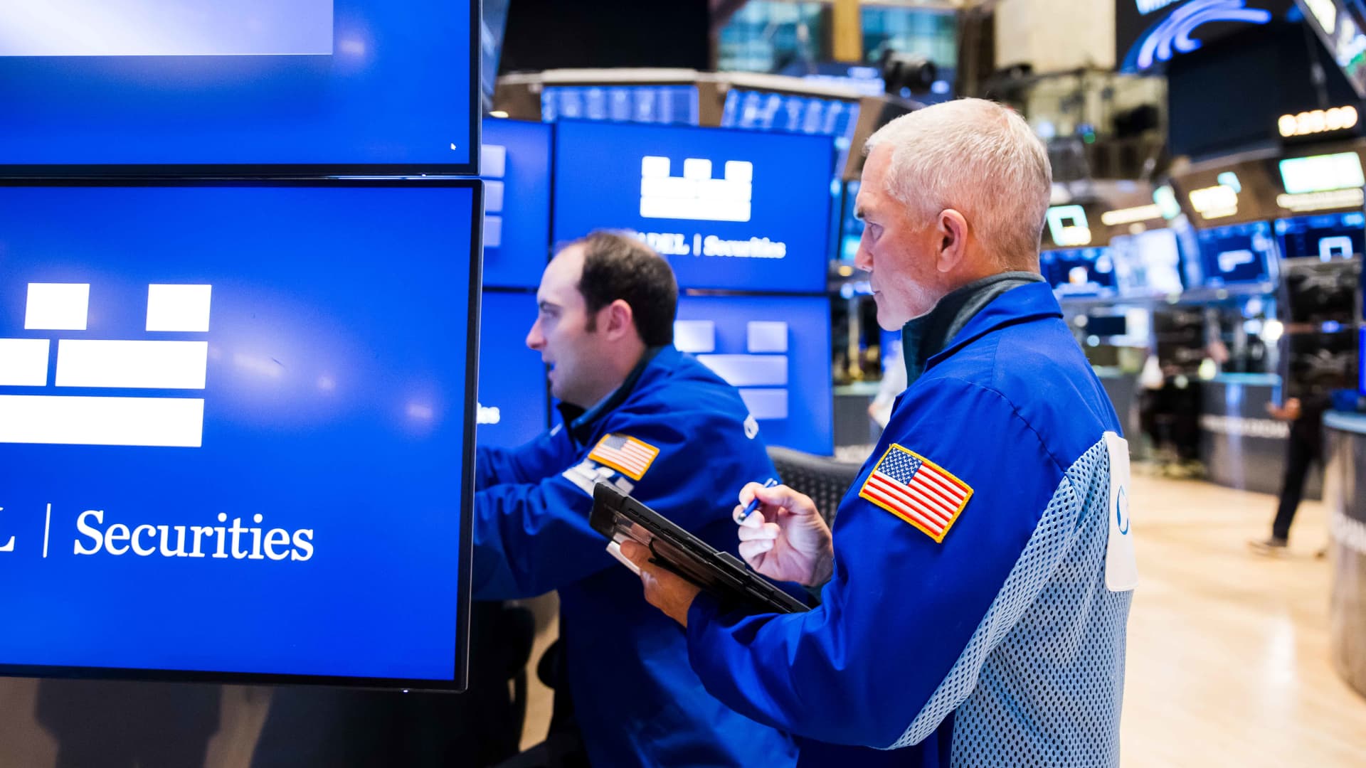 S&P 500 has risen 6 straight months. A problem lurks underneath the surface