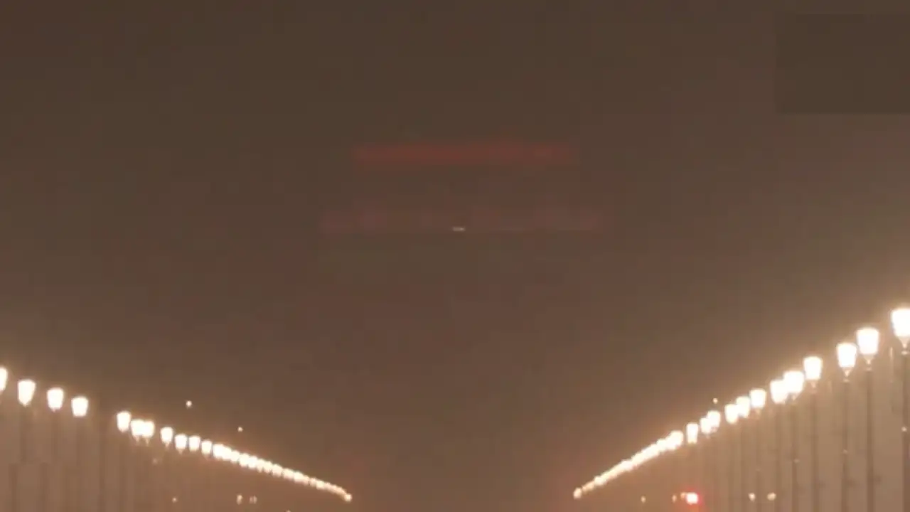‘India Gate Disappeared?’ Internet Reacts As The War Memorial Fades Behind Delhi Smog In Video