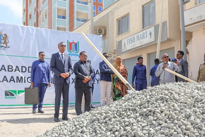 Prime Minister Hamza launches reconstruction of key road in Mogadishu’s Wadajir district