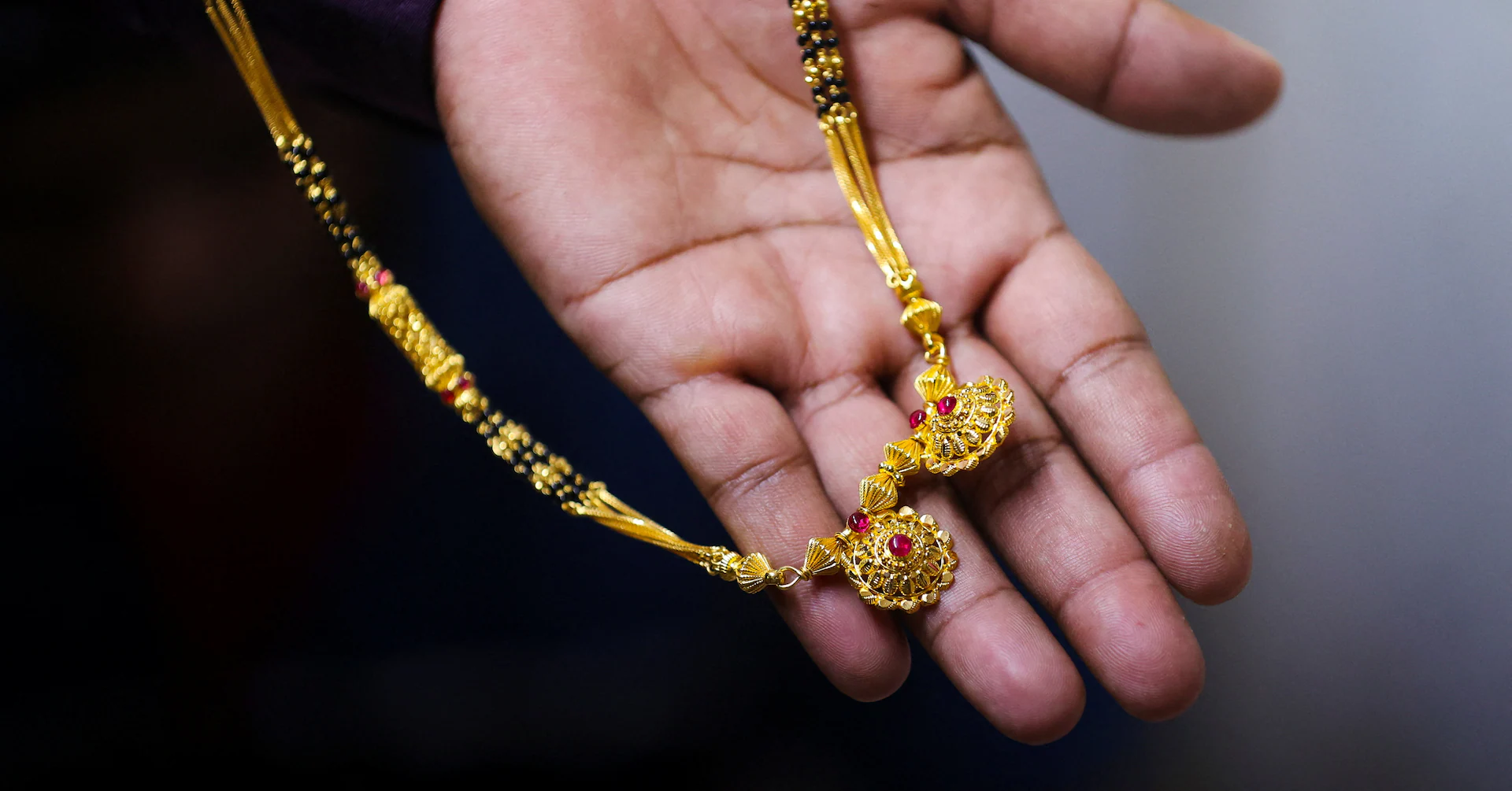 Gold rebounds from near 1-week low on bargain-hunting ahead of US jobs data