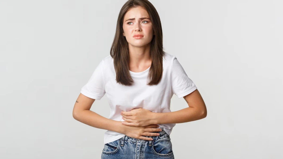 Stomach Pain Causes : पेट दर्द को न करें नजरअंदाज, ये हो सकता है नाभि खिसकने का संकेत