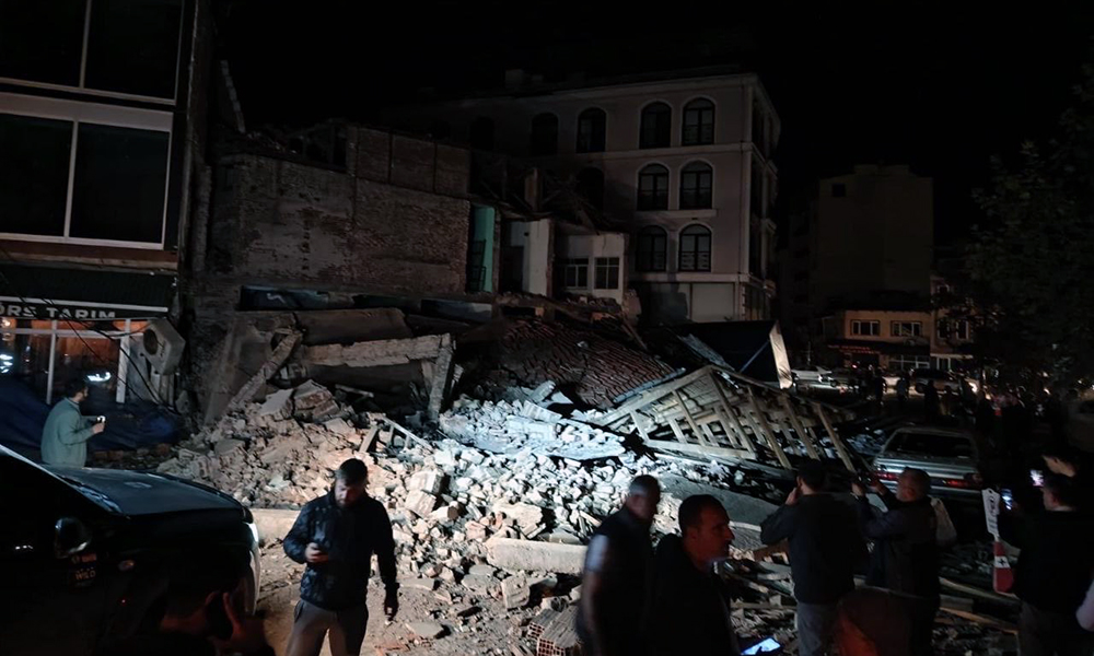 Magnitude 6.1 earthquake strikes western Turkey, damages buildings