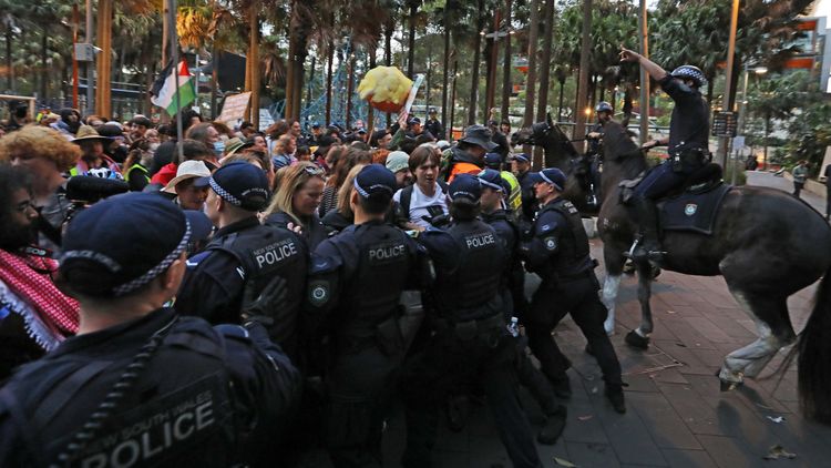 Arms expo protests expected to continue after 12 charged in Sydney