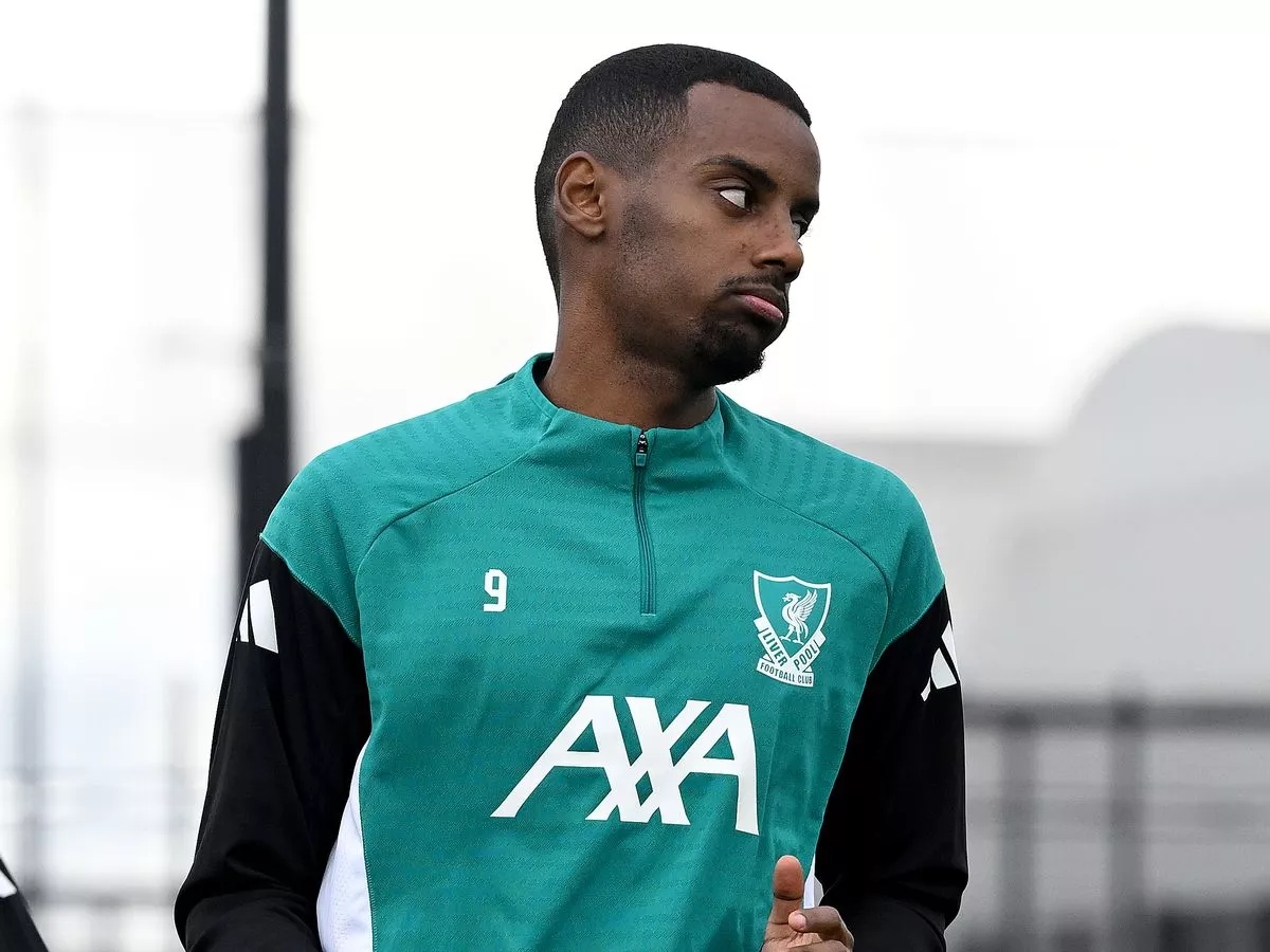 'Lazy' Alexander Isak told be 'menace' like Liverpool's best defender who played up front