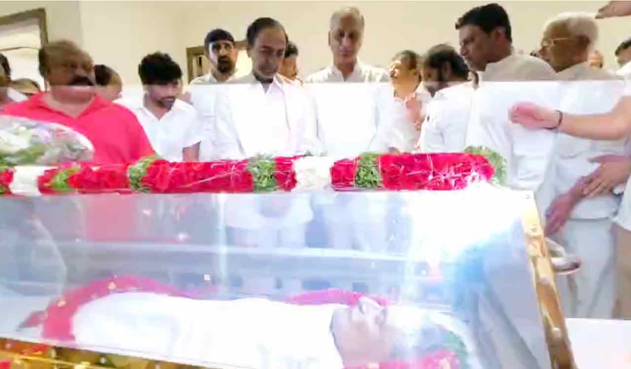 Watch: KCR pays floral tributes to Harish Rao’s father Satyanarayana Rao
