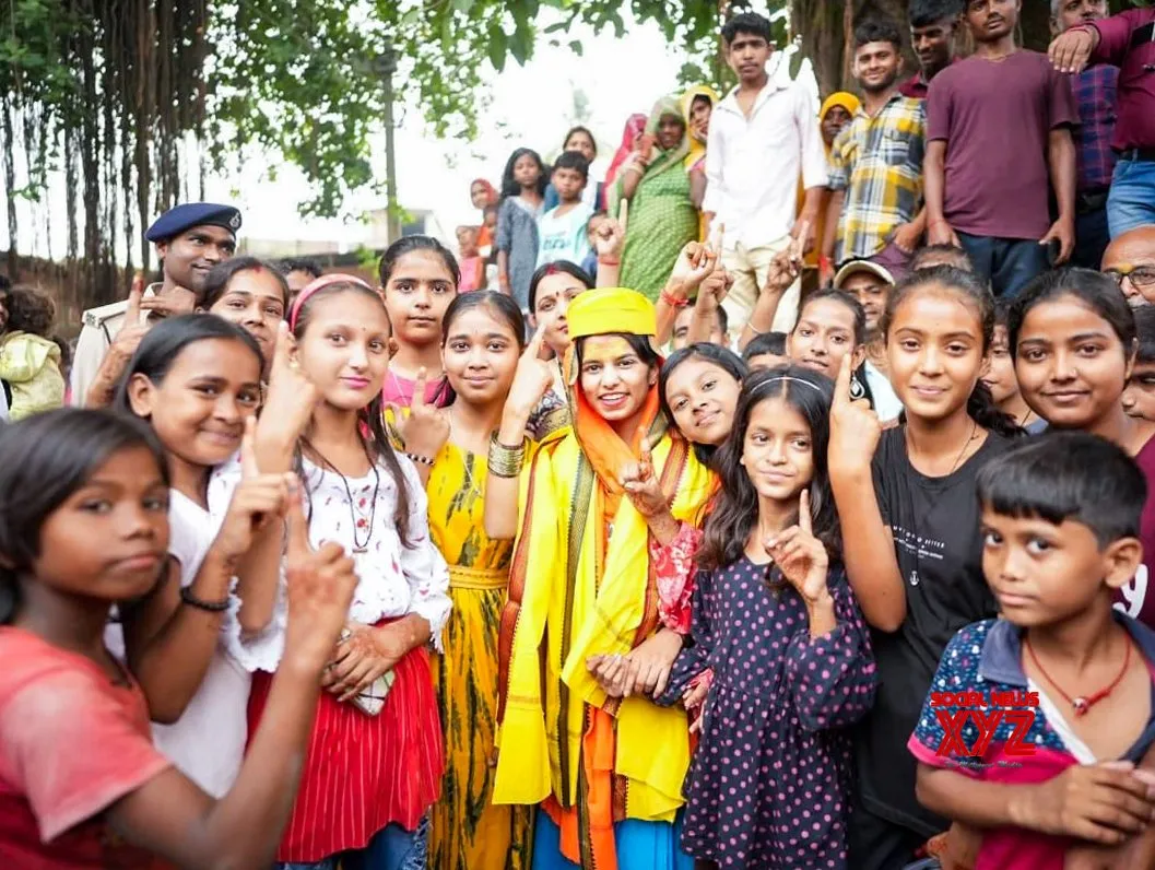 Darbhanga: Maithili Thakur campaigns for Bihar polls #Gallery