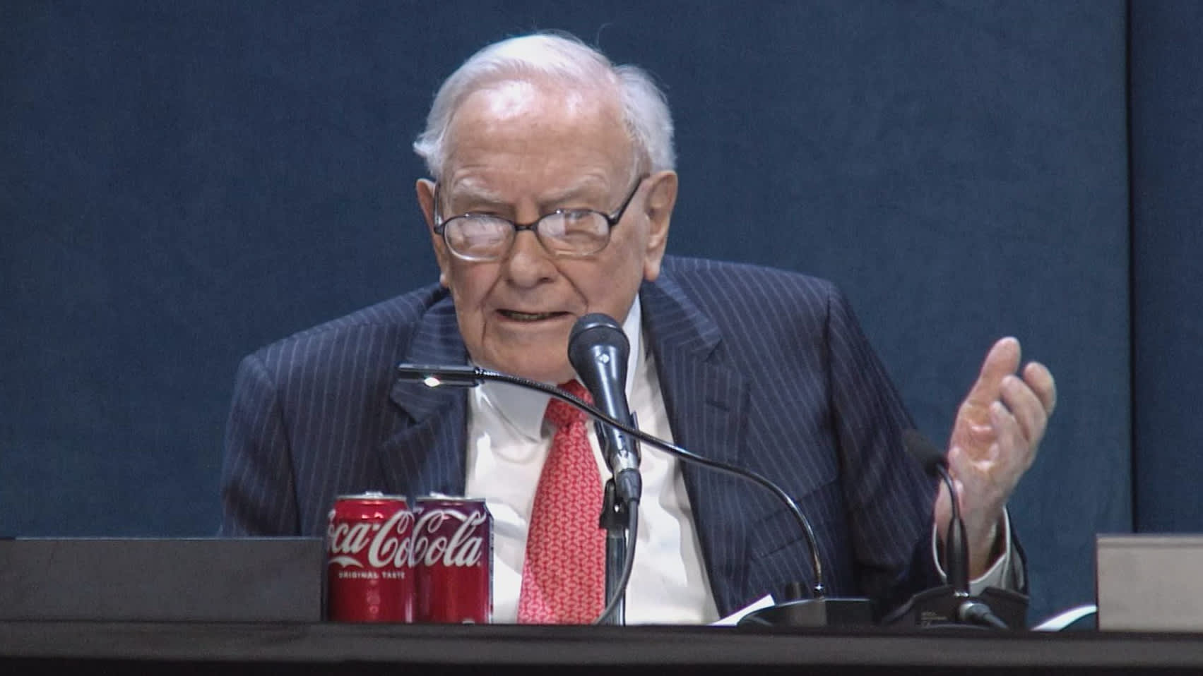 Warren Buffett shuns stock buybacks even as Berkshire lags the market. Here's why - CNBC