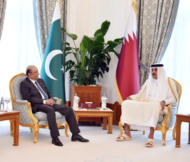 President Zardari meets Qatari Amir, discusses regional cooperation and investment