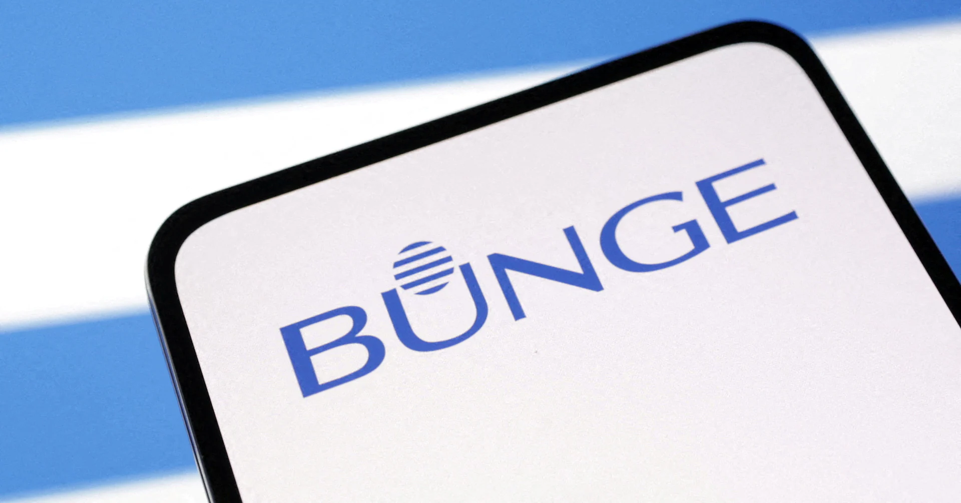 Bunge beats profit estimates on strong processing margins, Viterra boost