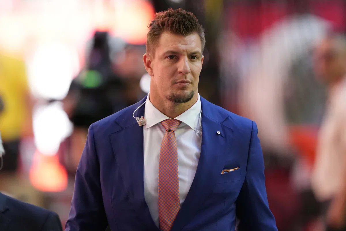 “RIP”: Condolences Pour In as Rob Gronkowski Mourns Boston Legend’s Death