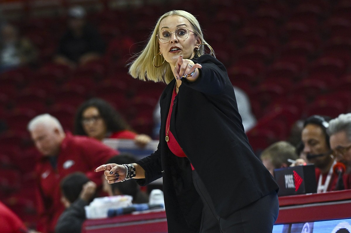 Musick, Arkansas recover, take win