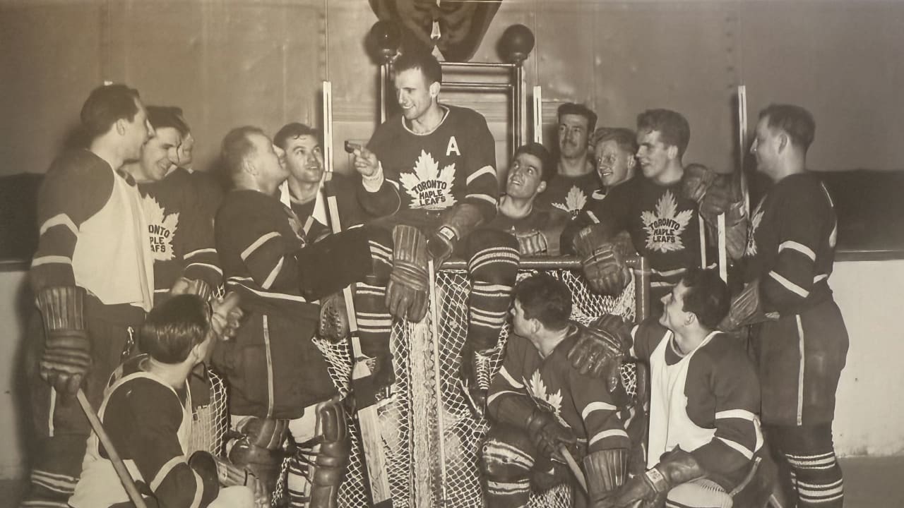 Kennedy's pep talk to Maple Leafs from atop goal net captured in famous photo