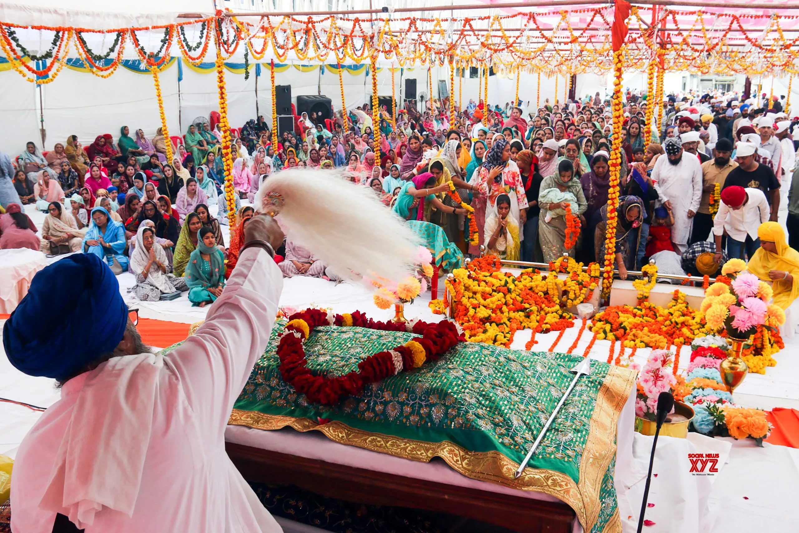 Bhopal: Devotees offer prayers at Hamidia Road Gurdwara #Gallery