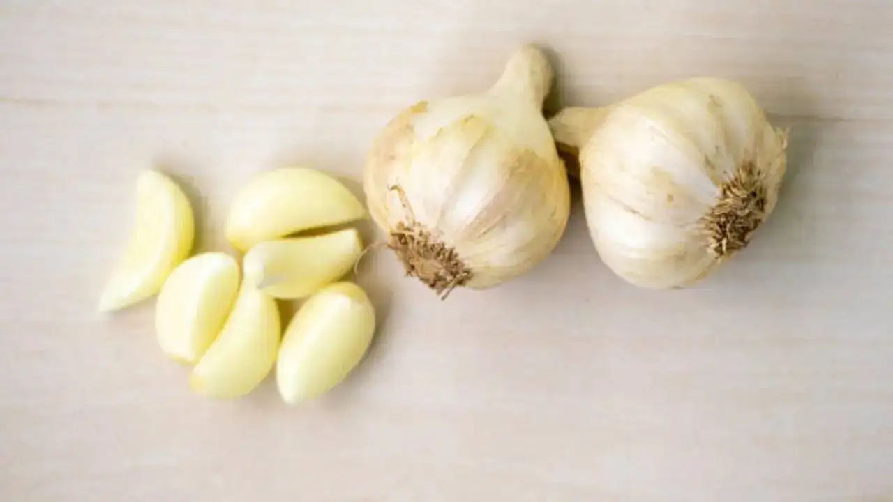What Happens To Your Body When You Chew Raw Garlic in the Morning?