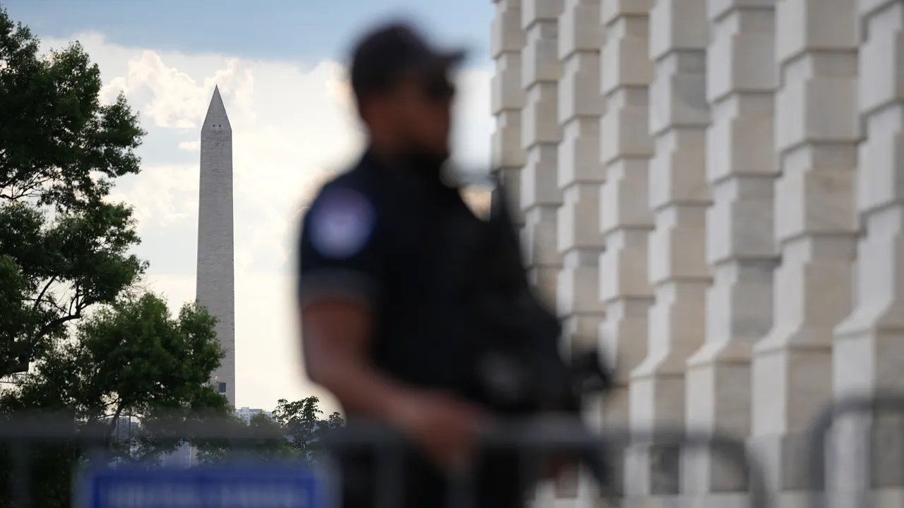 Man accused of threatening to kill member of Congress arrested steps from Senate building