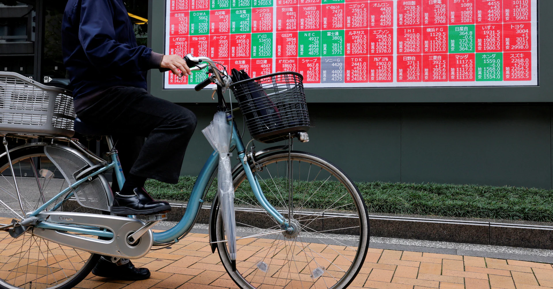 VIEW Asian markets post sharpest selloff in seven months as AI rally pauses