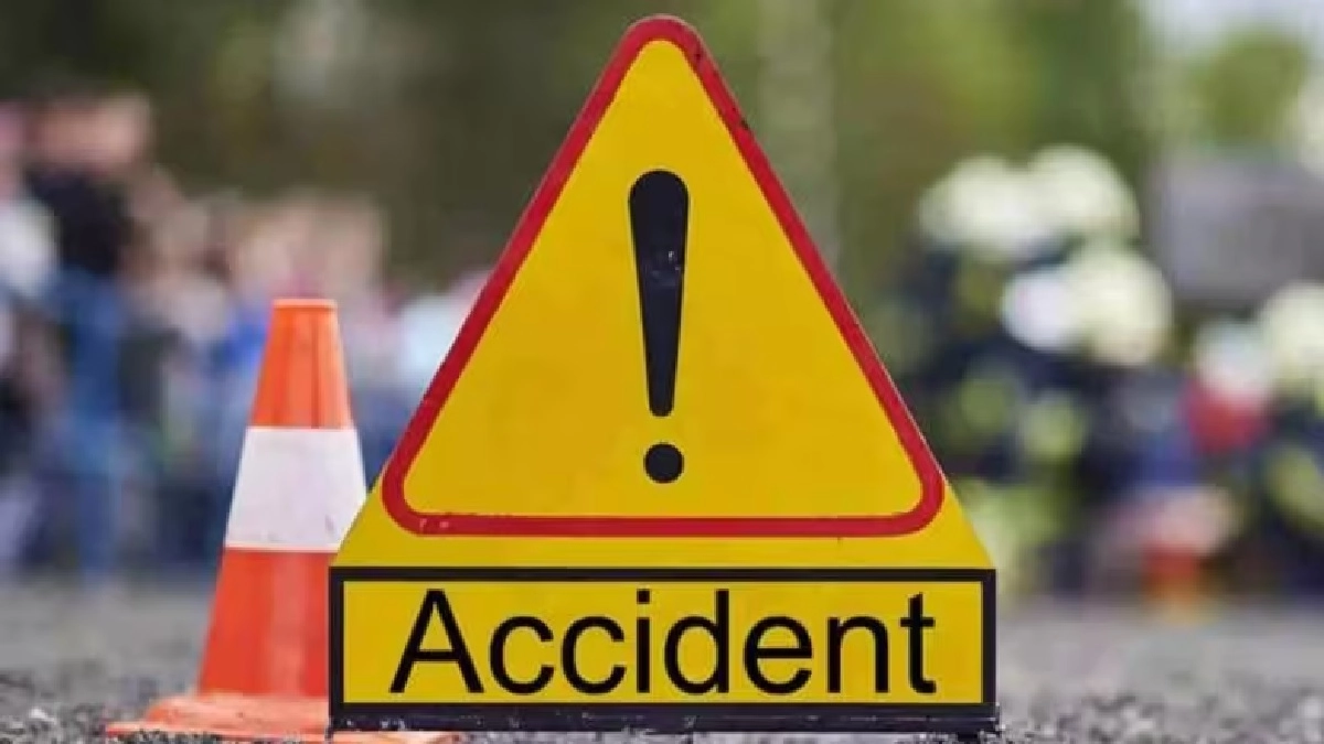 Barabanki Accident: 6 Killed As Speeding Truck Collides Head-On With Unregistered Ertiga in Uttar Pradesh, Vehicle Crushed