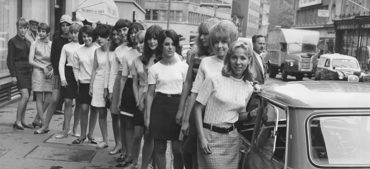 17 photos capture people living the 60s dream, from latest fashions to family life