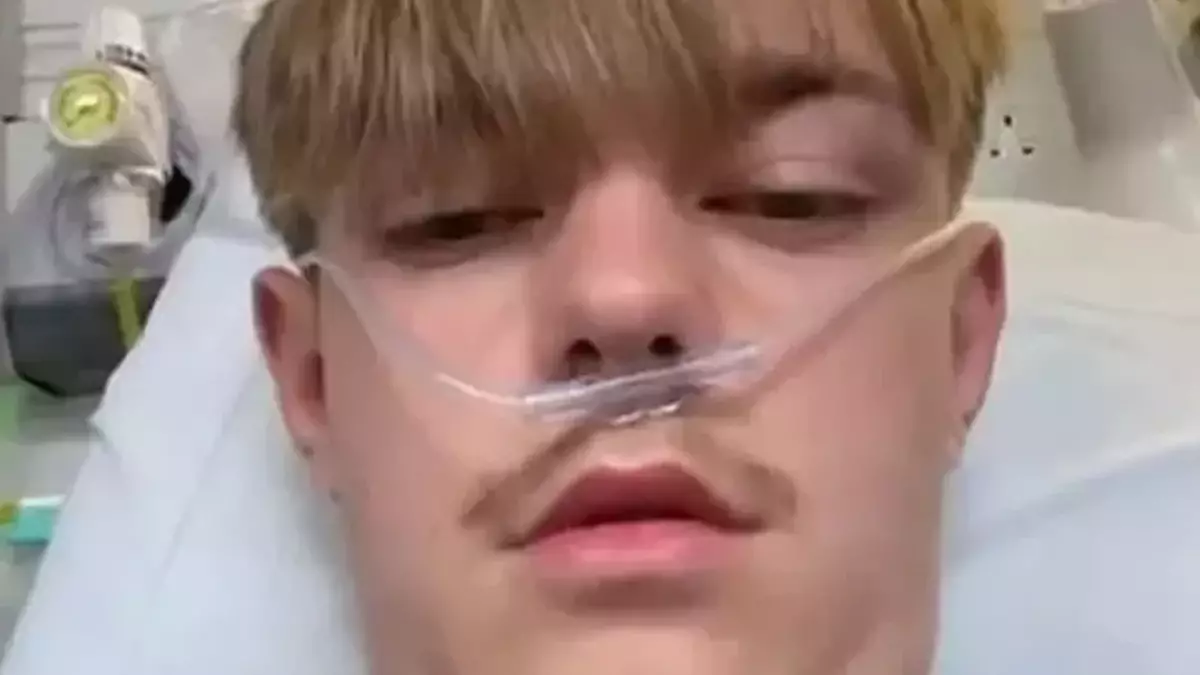 Families issued severe warning as teen coughs up 'pints' of blood after 'trying to fit in'