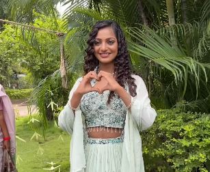 From garland seller to star: Monalisa’s transformation will blow your mind; see pics