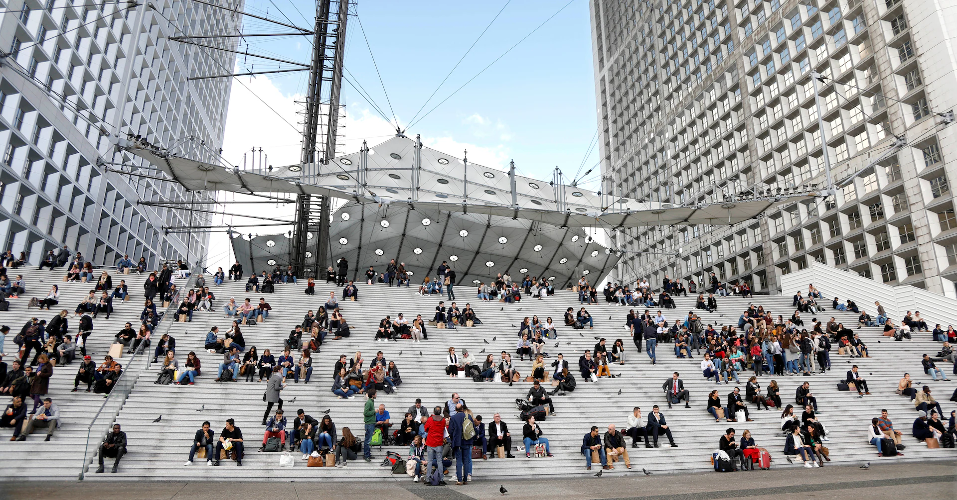 France's services sector shrinks for 14th month in a row in October, PMI shows