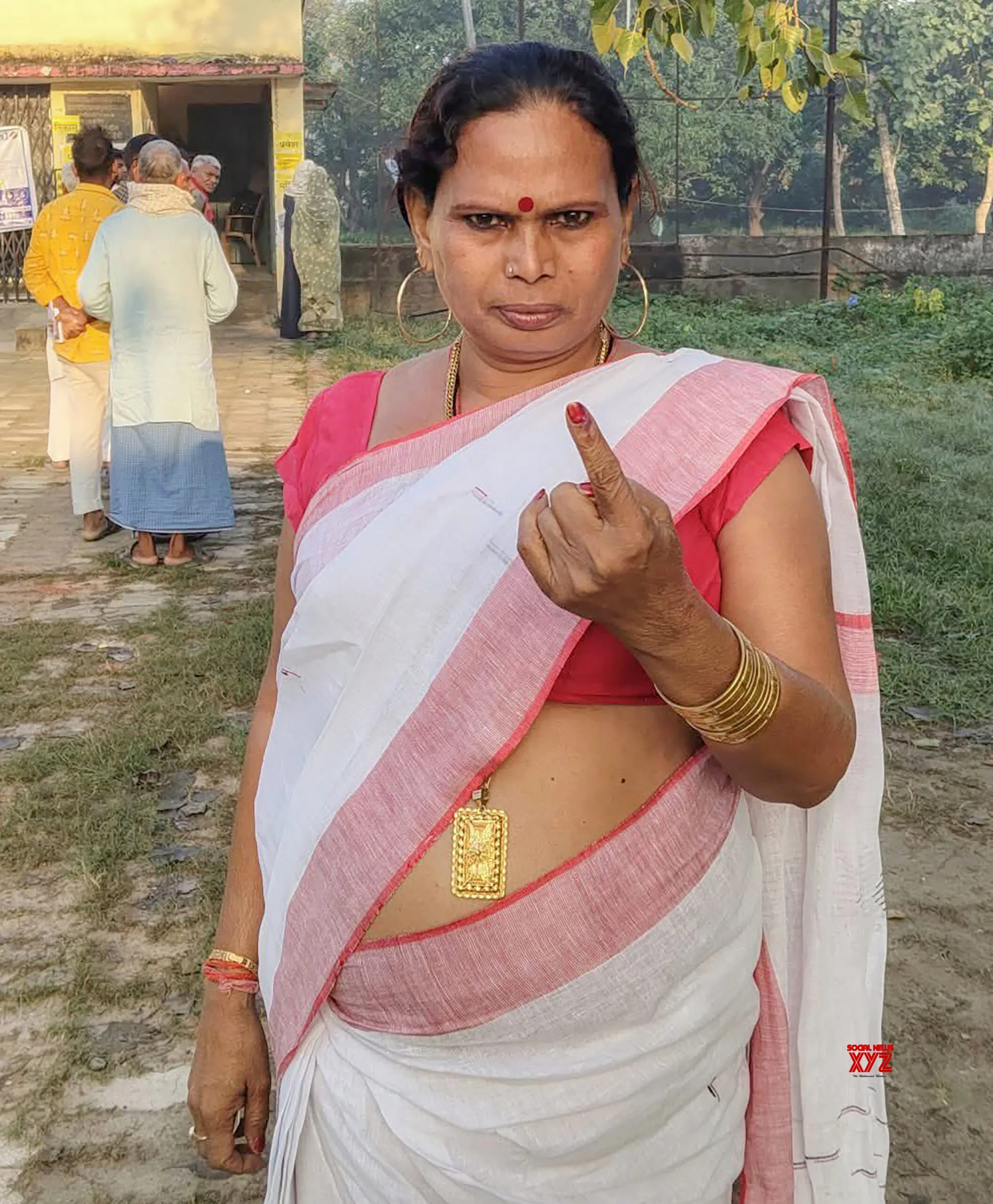 Transgender candidate Priti Kinnar casts vote in Bhorey #Gallery
