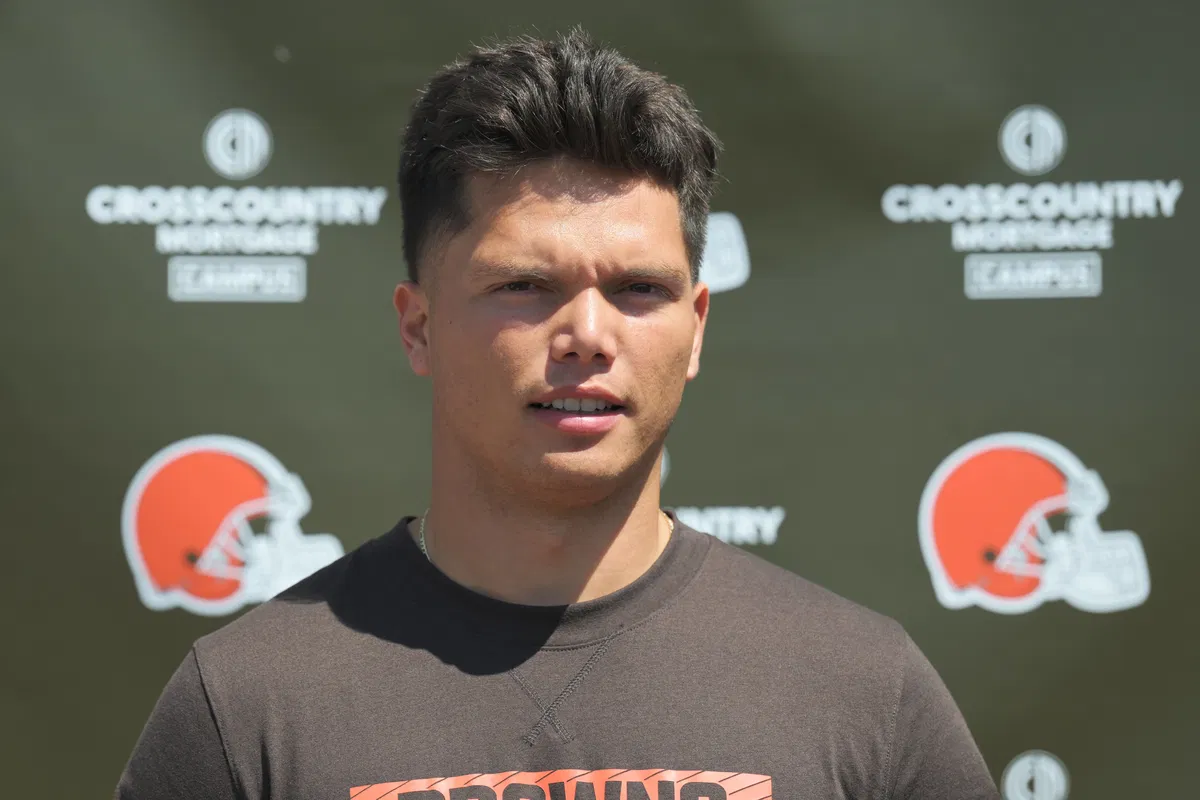 Kevin Stefanski Tackles Dillon Gabriel’s Height Head-On After Shedeur Sanders’ Brother Mocked Browns QB