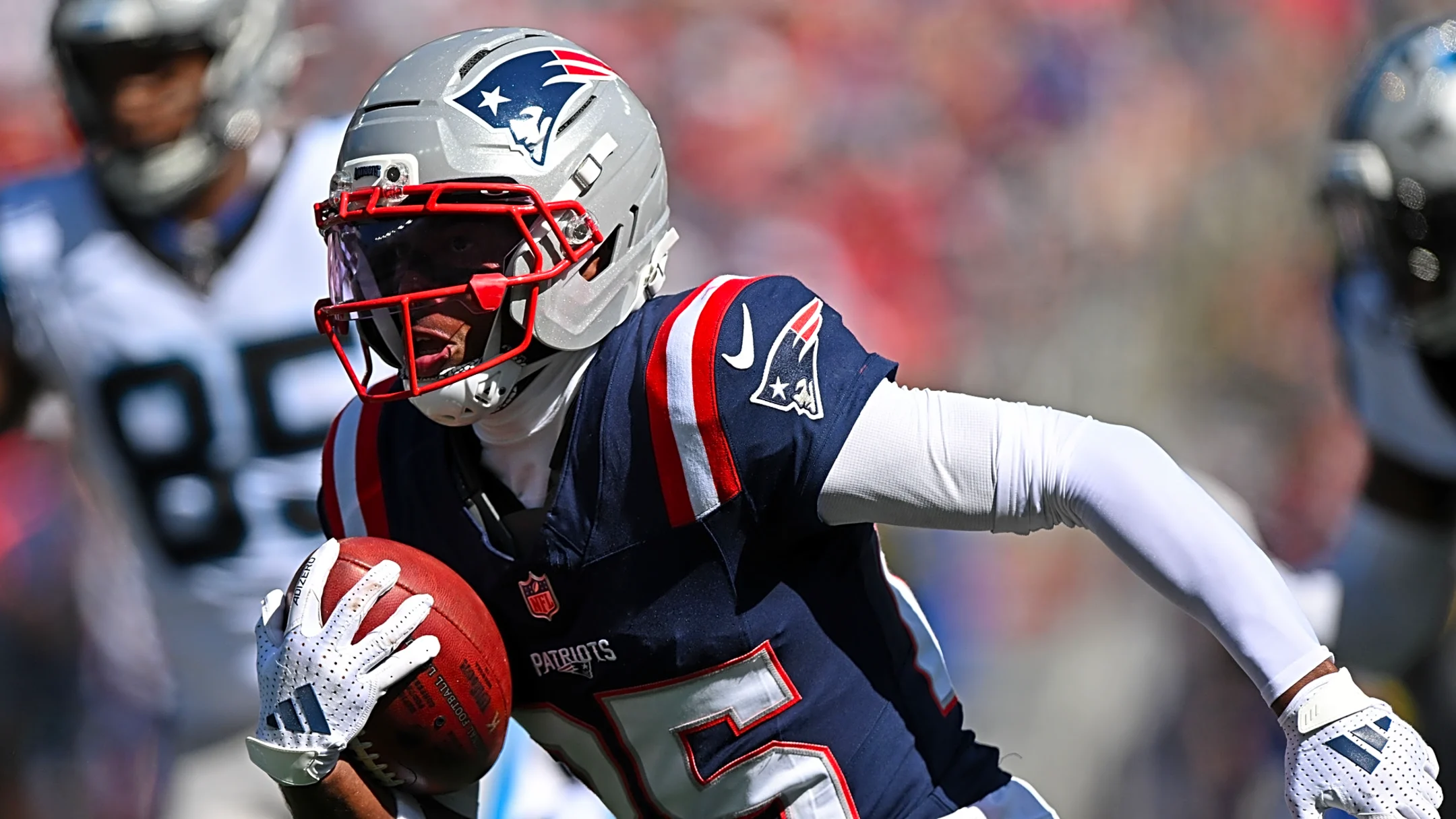 Patriots agree to extension with All-Pro CB