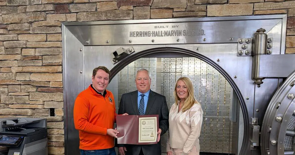 Rep. Fritts honors Mendota’s First State Bank for October Local Business Highlight