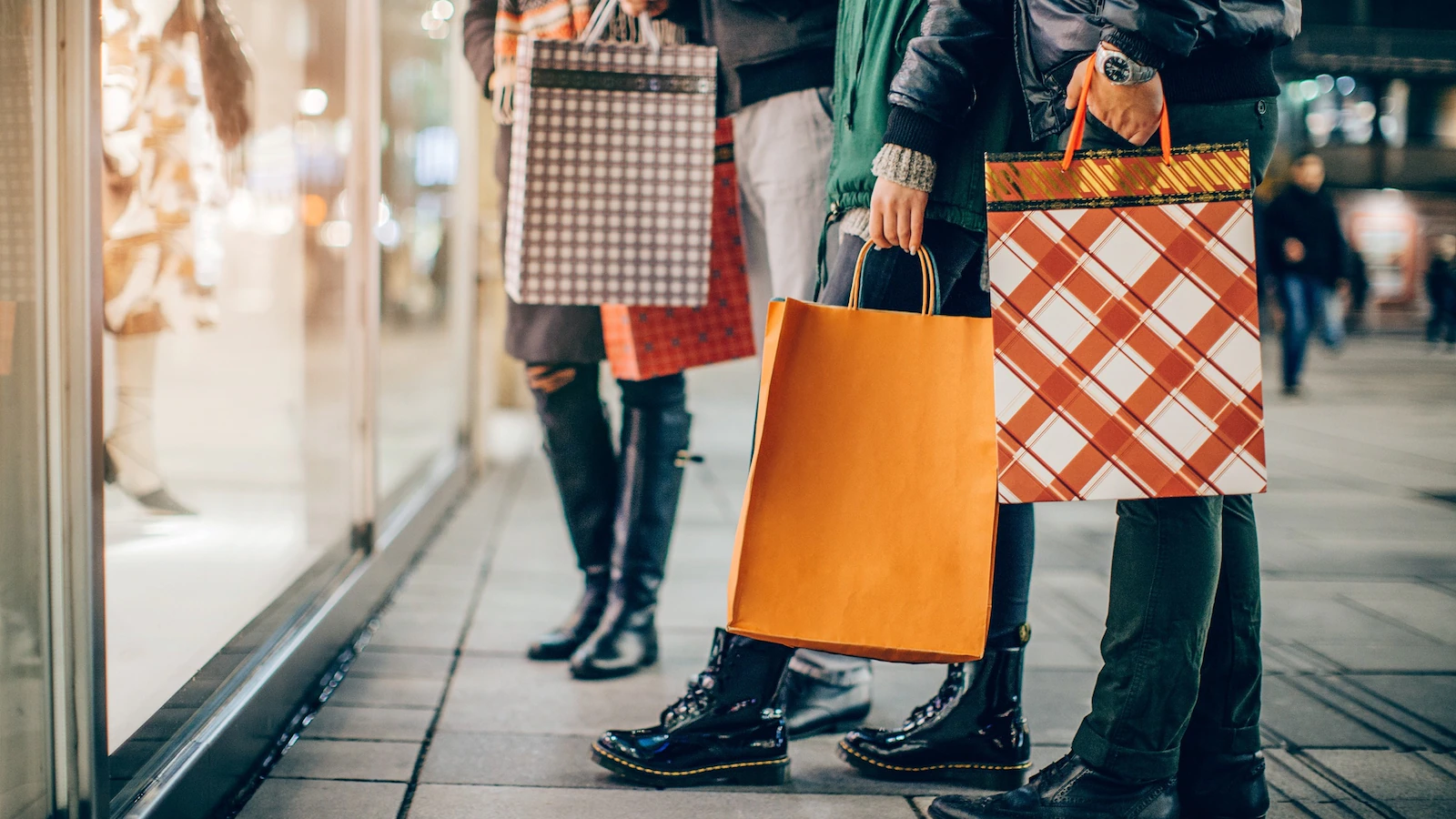 Retail experts predict most shoppers will spend less this holiday