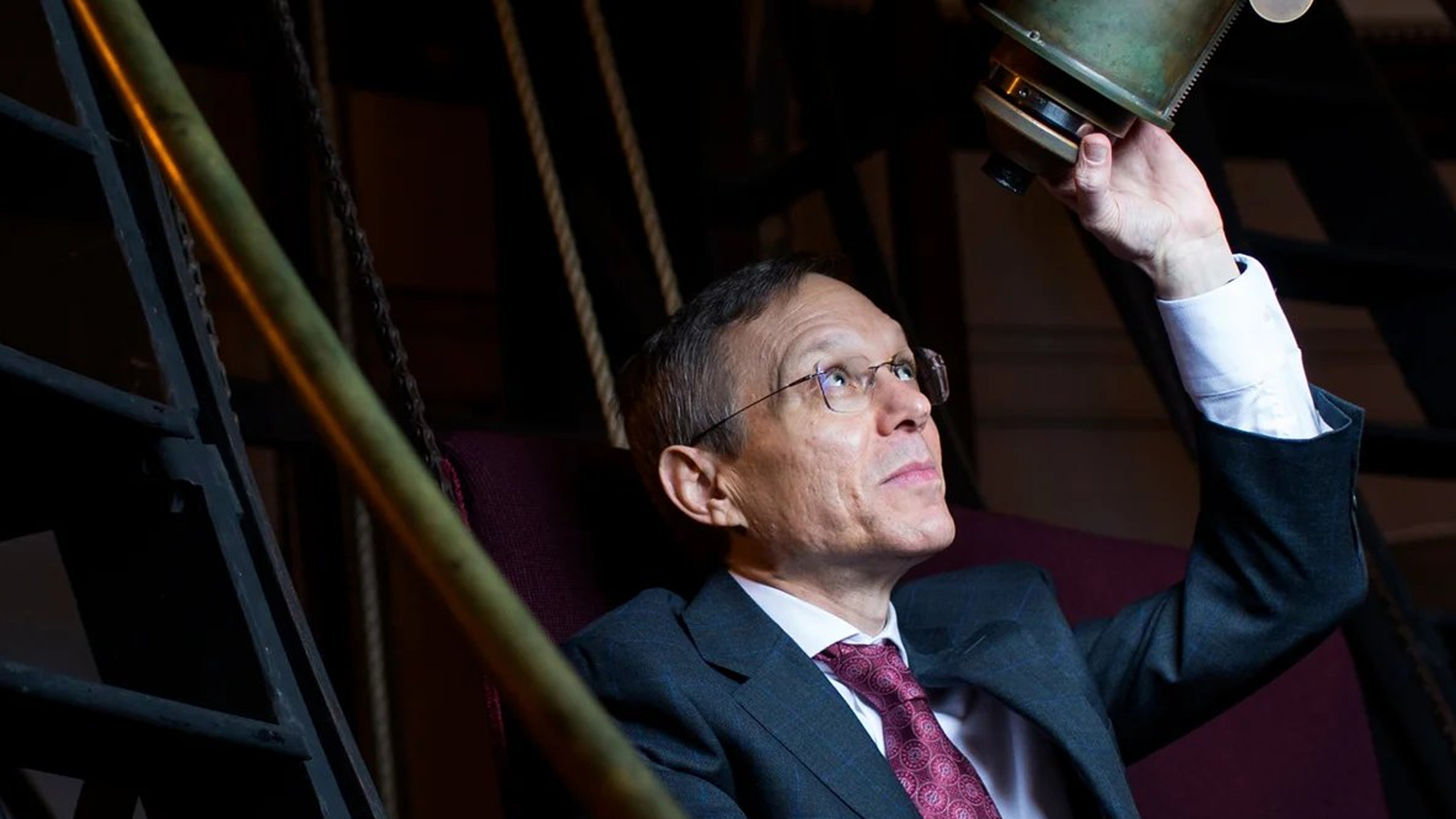 Where Is the Comet's Tail? Loeb Raises Red Flag as Luna Demands Answers on 3I/ATLAS