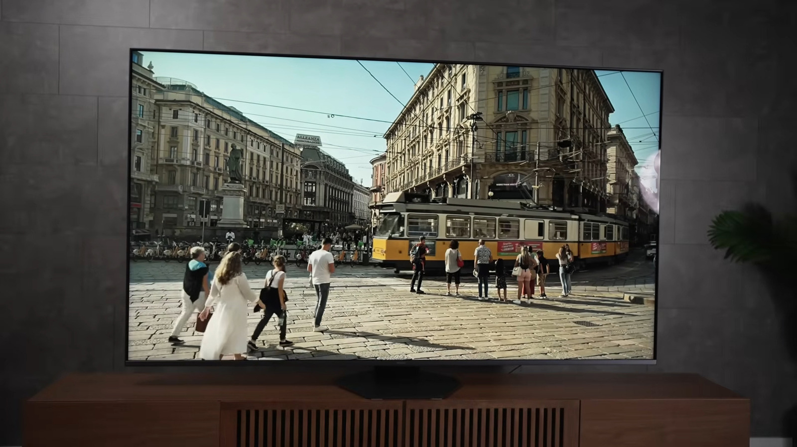 5 Of The Best TVs For Playing Xbox Or PlayStation, According To Gamers