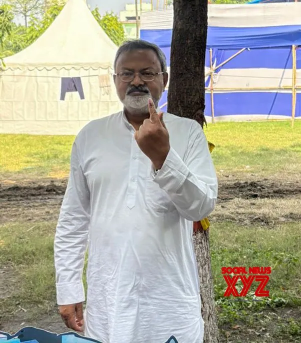 Patna: Manoj Bharti Casts Vote in Bihar Elections #Gallery
