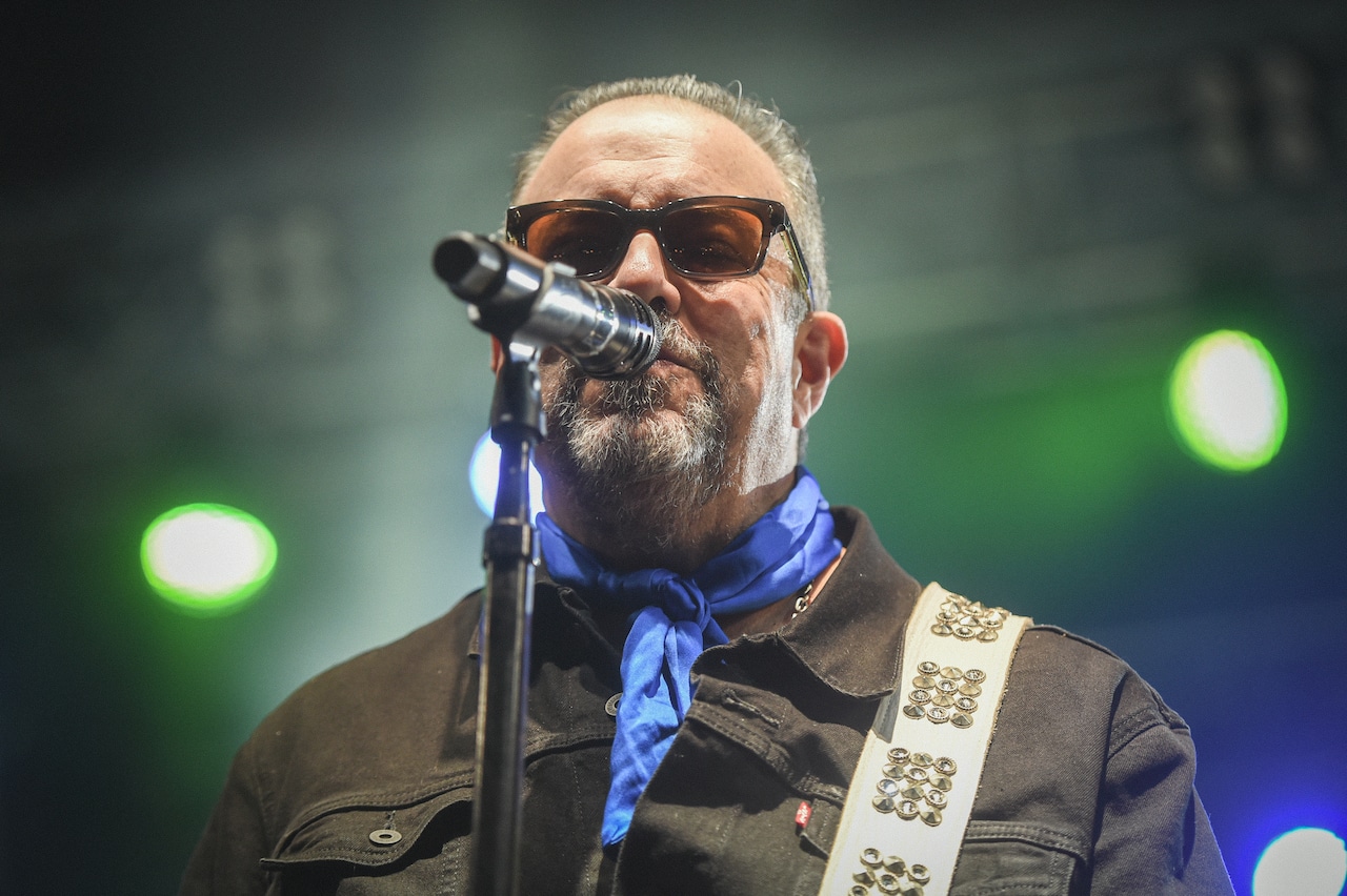 Country music star battling stage 4 cancer updates fan after undergoing procedure