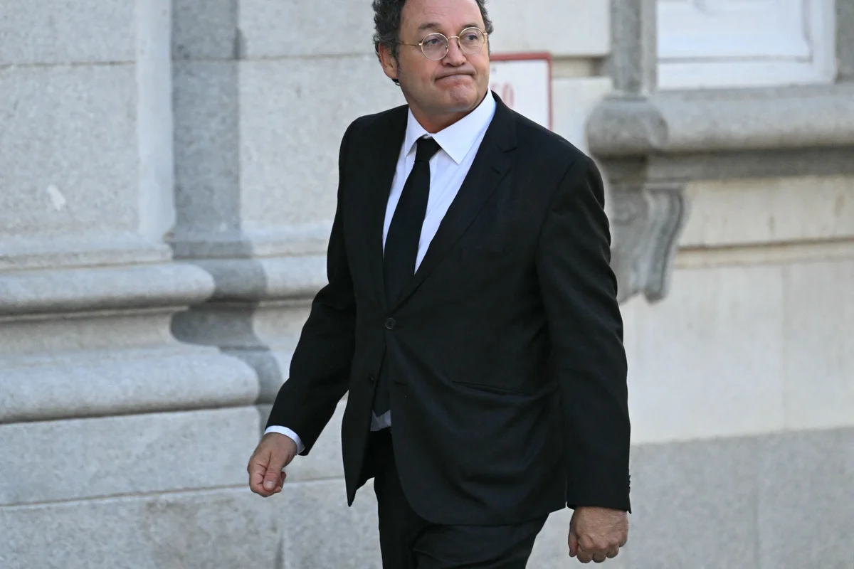 Top prosecutor denies allegations he leaked confidential documents