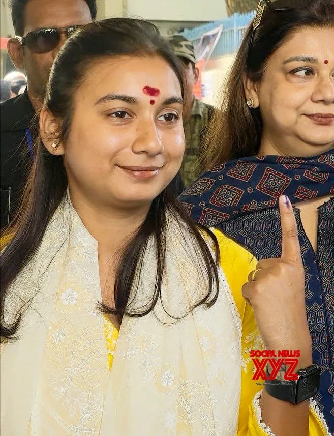 LJP (RV) MP Shambhavi Chaudhary casts vote in Patna #Gallery