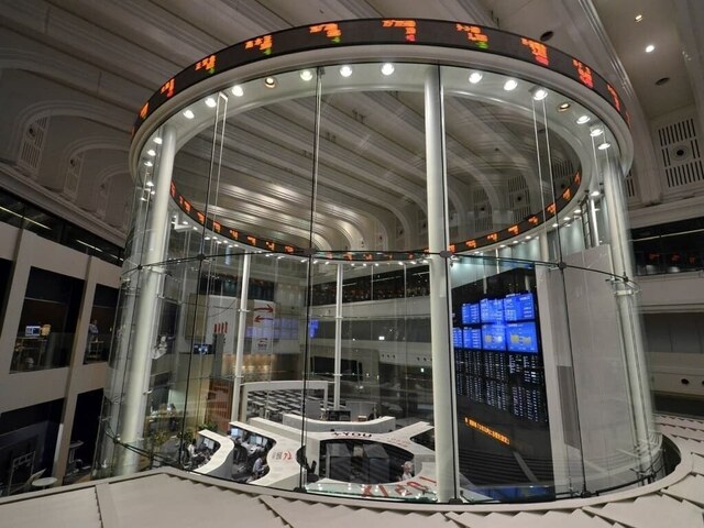 Nikkei falls 2.5pc as tech stocks track Wall Street