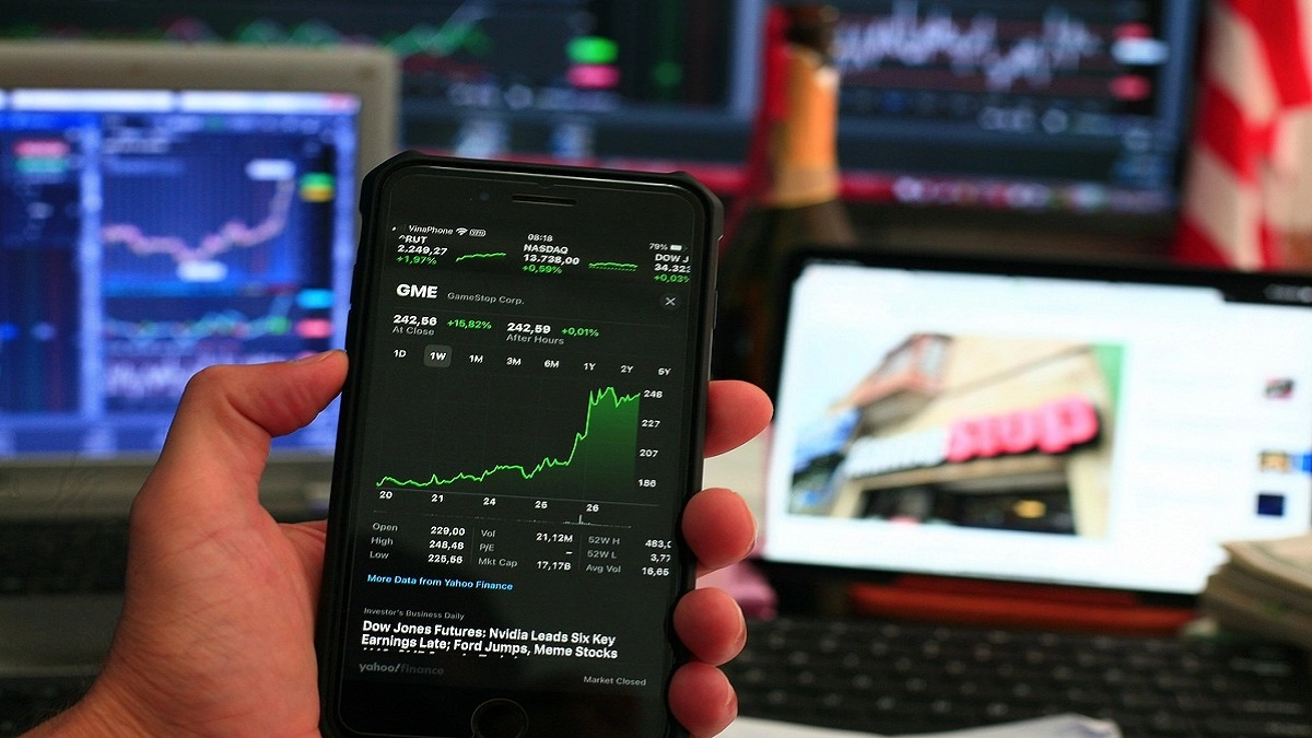 Stocks to Buy or Sell Today, November 3, 2025: BPCL, Urban Company and Patanjali Foods Among Shares That May Remain in Spotlight on Monday